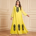 Robe longue caftan élégante en coton jaune avec broderie ethnique noire et manches longues - Jaune