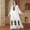Robe longue blanche à manches longues avec broderie ethnique noire et dorée raffinée - Blanc