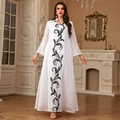 Elegante witte kaftan jurk met zwart borduursel en lange mouwen in een luxe kamer - M / Wit