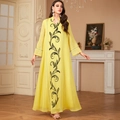Elegante gele kaftan maxi-jurk met zwart bloemenborduursel en klokmouwen - M / Geel