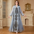 Elegantes hellblaues Kaftan-Kleid mit langen Ärmeln und gold-schwarzer Stickerei - M / Grau