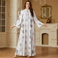 Abito abaya bianco con stampa etnica rosa e dettaglio di nappa blu sullo scollo - M / Bianco