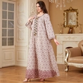 Abaya crème élégante avec motifs géométriques rouge foncé et broderies de perles or - M / Bordeaux