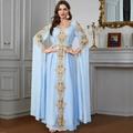 Hellblaues Kaftan-Kleid mit goldener Blumenstickerei und passendem Gürtel für Damen - S / Hellblau