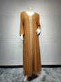 Detail von V-Ausschnitt Stickerei und Goldpunktmuster auf einem bronzenen Kaftan-Kleid - Braun