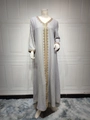 Detail der Goldprägungen und Stickereien am hellblauen Kaftankleid für Damen - Grau