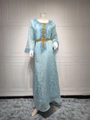 Detail des hellblauen Kaftan-Kleids mit Goldgittermustern und Federbesatz-Akzenten - Himmelblau