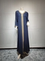 Detail der ethnischen Goldstickerei am dunkelblauen Abaya-Kleid mit Trompetenärmeln - S / Dunkelblau