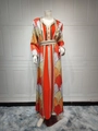Détail des broderies à paillettes sur une robe caftan orange avec motifs de plumes - S / Orange