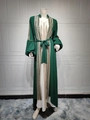 Détails de la broderie de paillettes et des manches bouffantes sur une robe vert foncé - S / Vert