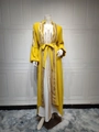Détail de l'abaya gingembre avec broderies de paillettes dorées et manches bouffantes - S / Jaune