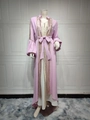 Détail de l'abaya rose avec broderie de paillettes dorées et manches bouffantes - S / Rose
