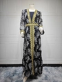 Detailansicht der goldenen Spitzenstickerei und Blattmuster auf der schwarzen Ethno-Abaya - S / Schwarz