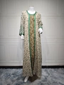 Detailansicht der grünen Stickerei und goldener Pailletten am beigen Netzkleid - S / Grün
