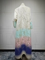 Detail einer Farbverlauf-Abaya mit aufwendiger goldener Blumenstickerei auf Satin - S / Aprikosenblau
