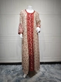 Detail von Pailletten-Blumenstickerei und geometrischen Mustern auf beige Mesh Abaya - S / Rot