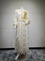 Dettaglio del ricamo di paillettes dorate su questo elegante abito bianco Jalabiya - S / Bianco