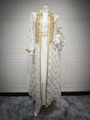 Details der goldenen Blattstickerei und geometrischen Muster am weißen Kaftan-Set - S / Oberteil Und Unterteil / Weiß