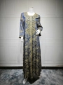 Detail eines marineblauen Kaftans mit Paisley-Jacquard und goldenen Stickereien - S / Dunkelblau