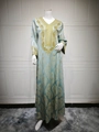 Detail eines hellblauen Kaftans mit goldenem Damastmuster und schwerer Stickerei - S / Hellblau