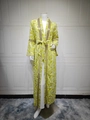 Detail eines neongrünen Blumen-Kaftans mit goldenen Pailletten und langen Glockenärmeln - S / Gelb