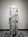 Detalle de abaya floral con intrincado bordado de mariposa blanca y lentejuelas - S / Gris