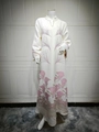 Detail der cremefarbenen Abaya mit Blattstickerei und Strassverzierung am hohen Kragen - S / Rosa