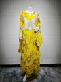 Detalle del vestido floral amarillo con intrincados bordados de flores de lentejuelas blancas - S / Amarillo