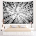 Arazzo moderno in bianco e nero con foresta appeso in camera da letto in stile minimalista - 100x75cm / Stile Foresta Bianco e Nero Vista dal Basso