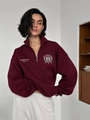 Felpa bordeaux oversize con mezza zip, colletto polo e stampa grafica sportiva - S / Stile Sottile / Borgogna