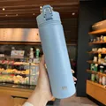 Primer plano de botella térmica azul claro mate con asa resistente para uso exterior - 600ml / Azul Cielo