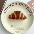 Pinza para el pelo con forma de cruasán y pedrería en un plato decorativo - Color de pan