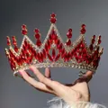 Barockkrone mit roten Marquise-Kristallen und goldenem Rahmen in der Hand - Rot