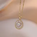 Goldene Blumenhalskette mit weißen Zirkonia-Blütenblättern auf champagner Seide - Goldfarbene Zirkonia Halskette (X0387)