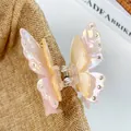 Pinza para el pelo mariposa rosa perlado con pedrería sobre fondo de tela arpillera - 7.5cm / Amarillo Iridiscente