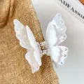 Pinza para el pelo de mariposa blanca iridiscente con pedrería y elegante diseño - 7.5cm / Blanco Sirena