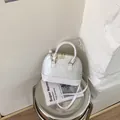 Borsa a conchiglia bianca in pelle di serpente con hardware dorato e tracolla - Bianco