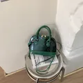 Borsa a mano verde scuro lucida con motivo a serpente a conchiglia e dettagli oro - Verde