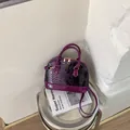 Borsa a conchiglia viola in pelle verniciata con stampa serpente e cerniere dorate - Viola