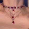 Dettaglio della collana a strati con zircone rosso e choker a rete argentata lucida - Rosso