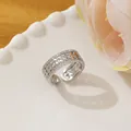Detalle macro del anillo de nido de abeja plateado con micro-pavé de circonitas y diseño abierto - Abierto Ajustable / Estilo Micro-engastado Hueco de Panal Plateado (D)