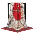 Detail eines Seidenschals mit roten Mustern, goldenen Ketten und Ledergürtel-Elementen - Rot (90 Cm Lang Und 90 Cm Breit) / Einheitsgröße