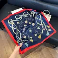 Vintage-Seidenschal mit Kettenmuster in Marineblau und Rot mit Juwelen-Details - Blau (50 Cm Lang Und 50 Cm Breit) / Einheitsgröße