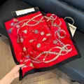 Rotes Seidenvierecktuch mit Vintage-Schmuckkettenprint und schwarzem Kontrastrand - Rot (50 Cm Lang Und 50 Cm Breit) / Einheitsgröße