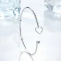 Brazalete abierto minimalista de acero plateado con corazón hueco y cuentas - Brazalete Corazón Abierto / Plateado