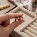 Vue détaillée de boucles d'oreilles coccinelle avec ailes émaillées rouges et perle - Style de Perle Artificielle (E1017-4)