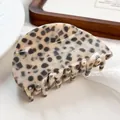 Elegante pinza para el cabello de acetato beige con manchas negras y diseño semiredondo - 7.5cm / Rosa Gris Perla 7.5CM