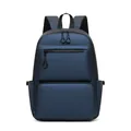 Vista frontale di uno zaino porta PC blu navy con finitura opaca impermeabile - Blu