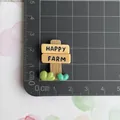 Vista macro detallada de un dije de resina Happy Farm para manualidades y accesorios - Señalización - Brillante