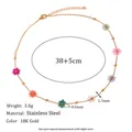 Gedetailleerd overzicht van de 18K vergulde roestvrijstalen ketting met bloemkralen - Handgemaakte Ketting met 7 Gekleurde Bloemen (38+5cm)
